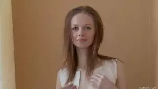 بوني رئيس نحيف يريد تحفيز بوسها الرطب