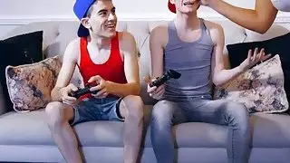 أمي ناضجة يغوي شاب ويمارس الجنس معه في المطبخ