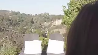 Bigtit تمتص الديك على شرفة الحمار الكبير