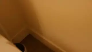 إلسا جان المص يخطو خطوة ويحصل على اللعنة الثابت في الحمام