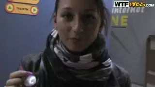 فتاة جميلة تأخذك إلى مقهى الآيس كريم
