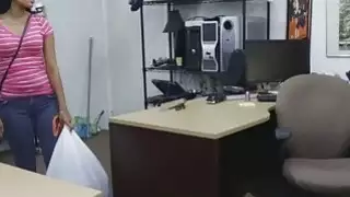 هذه الفتاة الكلية الصغيرة كان لها عرض نقدي لبعض الأشياء السريعة في المتجر