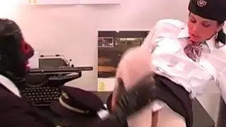 الطيار قرنية ومضيفة مضيفة تفضل Bizarre