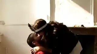 يتم ضخ Babe gypsy brunette على أرضية منزلها الجديد