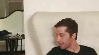 في سن المراهقة ميجان سيج يمسك stepbro متستر اللعنة بينما stepmom في الغرفة الأخرى