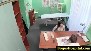 هواة التدفق eurobabe يزور طبيبها