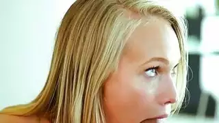 شقراء الساخنة تمتص داكوتا والملاعين الديك