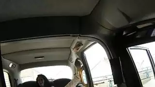 كبير الثدي الهواة deepthroats وثمل من قبل سائق وهمية