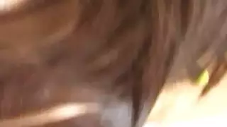 الطالب الأول خجول اللسان أمام الكاميرا