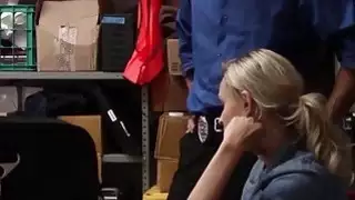 Shoplifter في سن المراهقة الملاعين حارس أمن لتجنب الشرطة