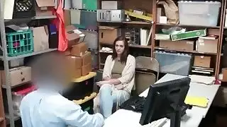 عوقب أمي وابنتها بيتن وسيينا من قبل حارس أمن بسبب السرقة