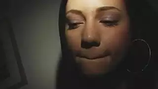 شرير فاتنة البهجة منفردا غي في الهواء الطلق