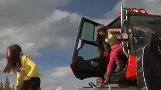 فاتنة مثيرة فاتنة تتمتع التزلج على الجليد في حين أن جميع عارية