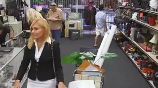 شقراء جبهة مورو الإسلامية للتحرير يحاول التمتع أصحاب Pawnshop الديك نقدا