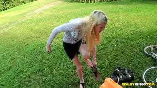 الهواة شقراء غال ريبيكا يعطي اللسان للحصول على المال