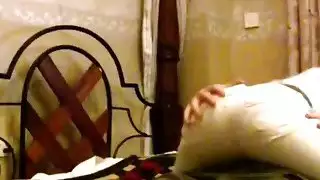 رمح بيضاء كبيرة الشرائح عميقا في كس خشب الأبنوس زلق ويجعل هذه الفتاة الهواة الأفريقية نائب الرئيس