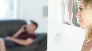 براد يغذي أمي خطوة خطوة صاحب الديك العميق في حلقها