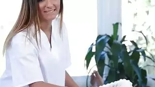 لطيف في سن المراهقة مع ضيق كس يحاول التعامل مع بي بي سي ضخمة