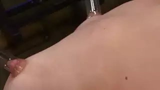 Zoey يحصل على اللعنة الخام في حين بالسلاسل مع ساقيها مفتوحة على مصراعيها