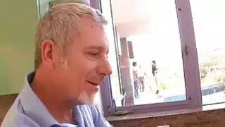 أعطى أريانا غراند لها خطوة أبي اللسان قذرة