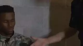 الشرطة النسائية القبض على بعض الجنود وهمية واقتياده إلى بعض الطابق السفلي لاستخدام نظيره الاميركي ديك أسود