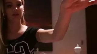 شقراء كينا هو متعطش لعصير أنجيلا ، واستخدام تعويذة لعق