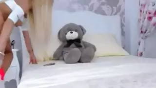 بلوندي رائع يستخدم لها SexToy للاستمناء