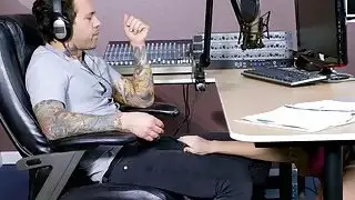 يحصل قصفت أحمر الوجه مفلس داني ينسن دي جي الراديو
