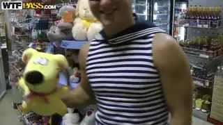 كتي يركع ويلعب مع اثنين من ديكس شديدة