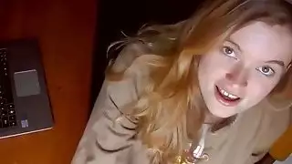 شقراء قرنية بحاجة الى شخص ما