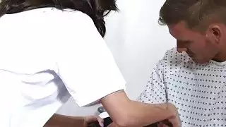 ممرضة قرنية مص مرضا لها الديك