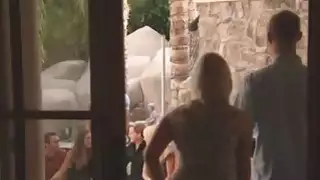 الأزواج لديهم عمل سخيف مذهلة على طرف مقلاع