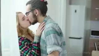 هو مارس الجنس في سن المراهقة الأشقر جميل من قبل المتأنق غريب في النظارات