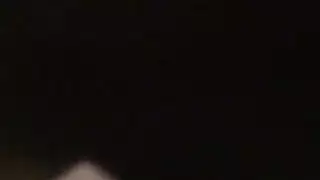 لطيف في سن المراهقة يبتلع الديك