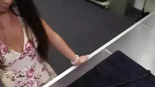 يظهر الهواة الهواة فاتنة مهاراتها الاباحية في متجر البيدق
