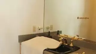 جميلة جينا ساتيفا تقشر قبالة سراويل 'مرسيدس