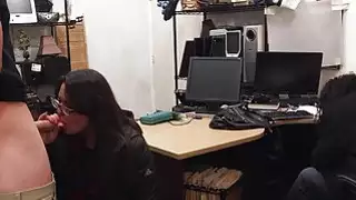 يحاول هواة الاطفال سرقة وتحطيم