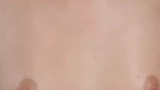شقراء ضئيلة حصلت على التدليك والإصبع