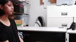 لطيف امرأة سمراء لاتينا بينيلوب ريد هو shoplyfter والآن سوف يعاقب