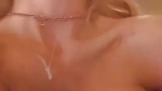 الكمامات شقراء على دسار لها