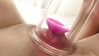 الفتاة الروسية أرونا أغورا تلعب مع بوسها