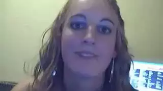 مجعد ليس شرائط بلوندي جميلة على كاميرا الويب لتظهر لها ثدي صغير جدًا