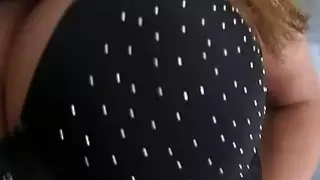 مفلس امرأة سمراء الملاعين في الطابق السفلي