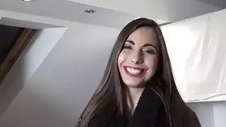 قصفت التشيكية فاتنة كارلا عبر نقدا