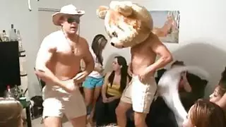 يتناوب الاطفال على الالتصاق