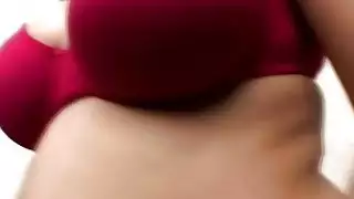 الأبنوس الحوامل Babe ركوب طويلة دونغ على الأريكة