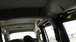 جرجر ضخم مسافر يحصل بوسها حفر في سيارة أجرة