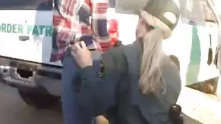 اتينا جميلة استغل من قبل ضابط شقراء وزميل قرنية