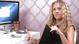 يمسح الشعر الطويل مهبل حبيبتي في الصب
