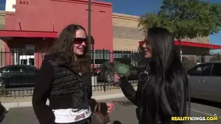 إضاءة رجل المنشعب على النار ولها الصنفرة فتاة ذلك!